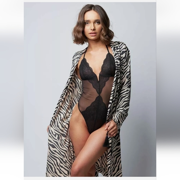 VICTORIA'S SECRET Black V-Wire Lace Plunge Teddy Halter Neck Thong Back.SM NWT - Picture 9 of 12